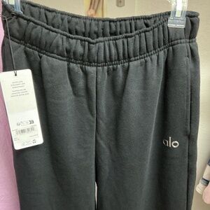 ALO Yoga Accolade Straight Leg Sweatpants in Black